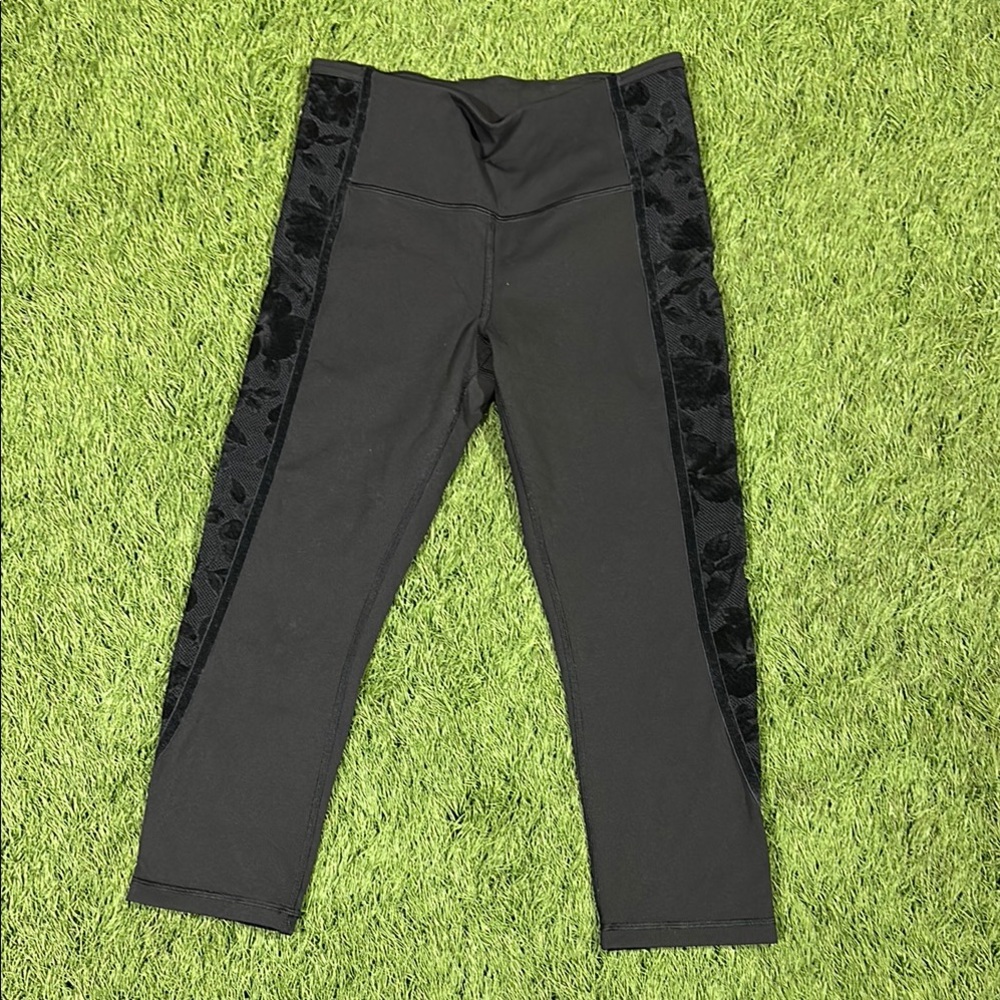 Lululemon Leggings with Floral Print Edges Size 8